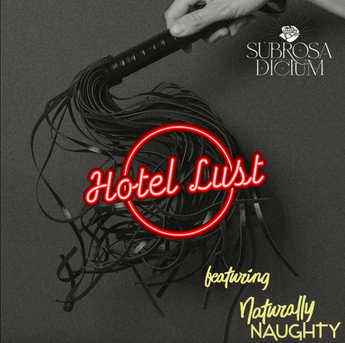 Einfache Lderpeitsche, gehalten von einer Hand. Darüber das Logo von Hotel Lust. Unten links das Logo von Naturally Naughty. Oben rechts das Logo von SubRosaDictum.