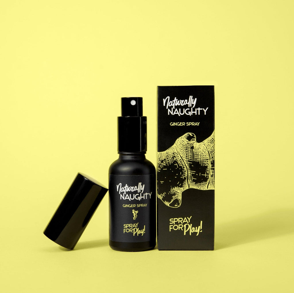 Flasche und Verpackung des Ingwer-Sprays 'Naturally Naughty' auf gelbem Hintergrund, Produktabbildung.